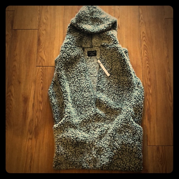 Love Tree Jackets & Blazers - NWT Love Tree Faux Fur vest